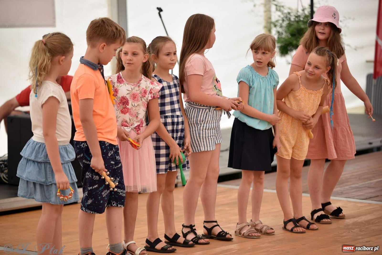 Zdjęcie w galerii na portalu naszraciborz.pl: Wicher w klasztornym ogrodzie. Futboliści z Płoni świętują 30-lecie swojego klubu wiadomości z regionu