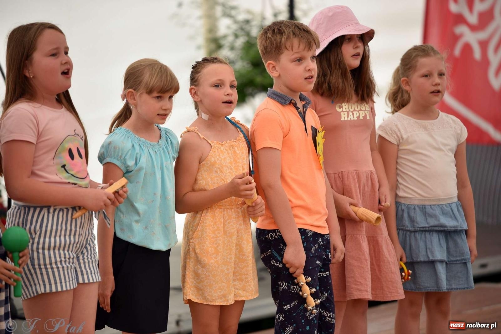 Zdjęcie w galerii na portalu naszraciborz.pl: Wicher w klasztornym ogrodzie. Futboliści z Płoni świętują 30-lecie swojego klubu wiadomości z regionu