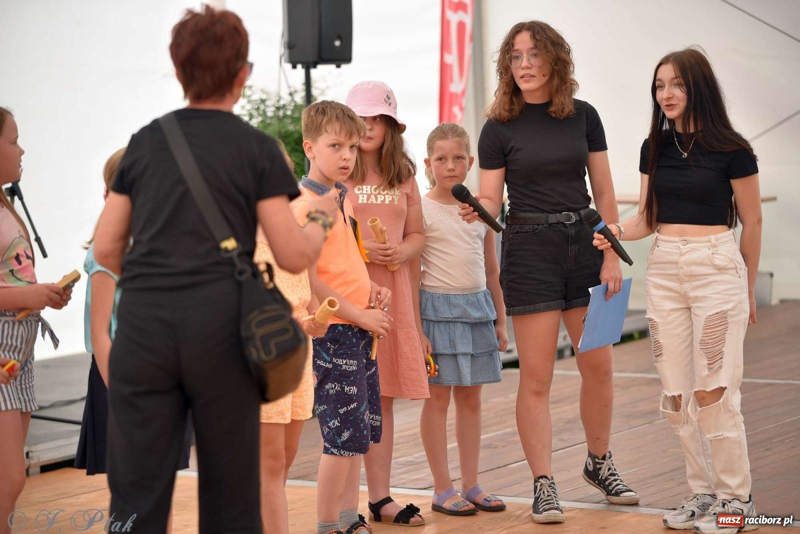 Zdjęcie w galerii na portalu naszraciborz.pl: Wicher w klasztornym ogrodzie. Futboliści z Płoni świętują 30-lecie swojego klubu wiadomości z regionu
