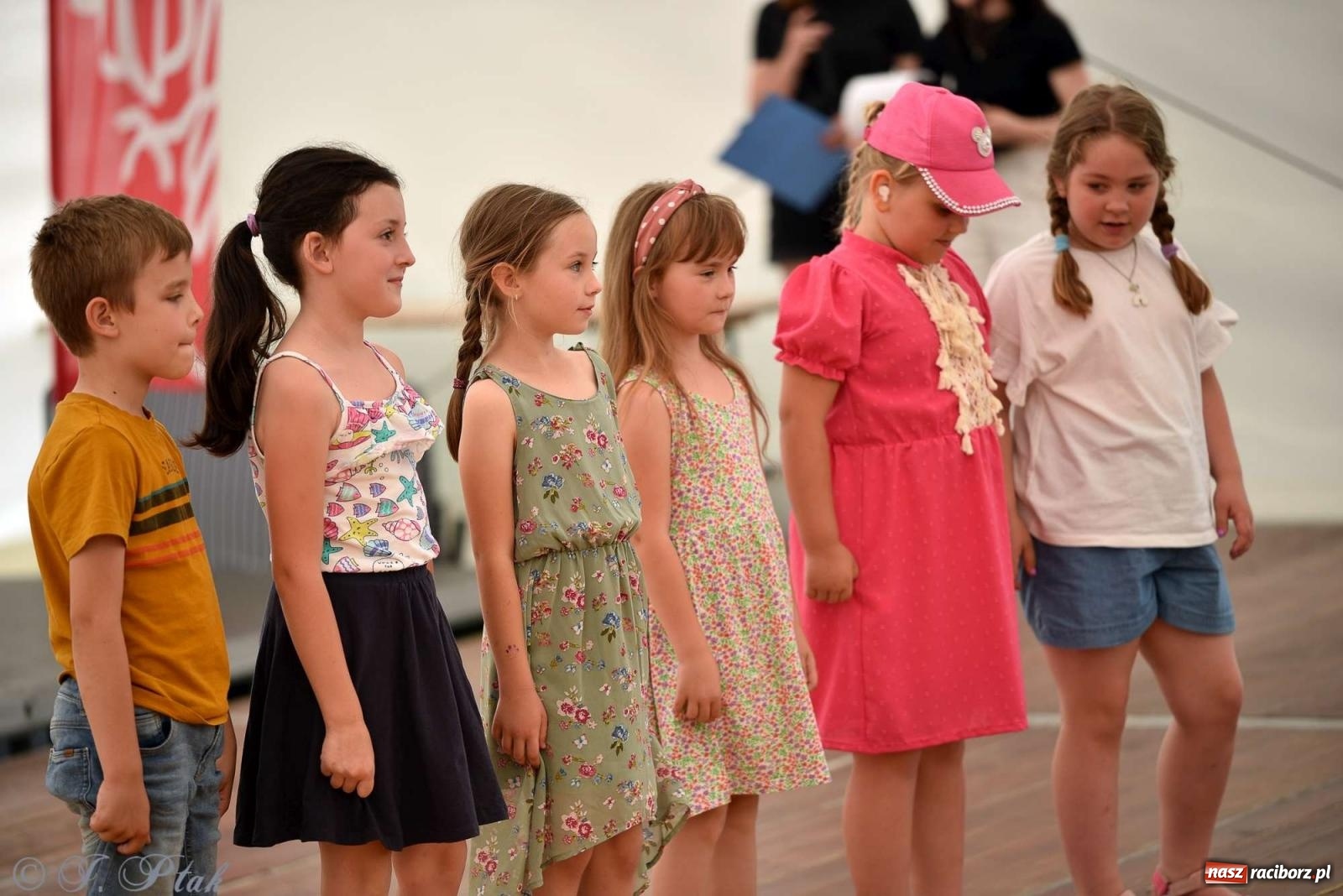 Zdjęcie w galerii na portalu naszraciborz.pl: Wicher w klasztornym ogrodzie. Futboliści z Płoni świętują 30-lecie swojego klubu wiadomości z regionu