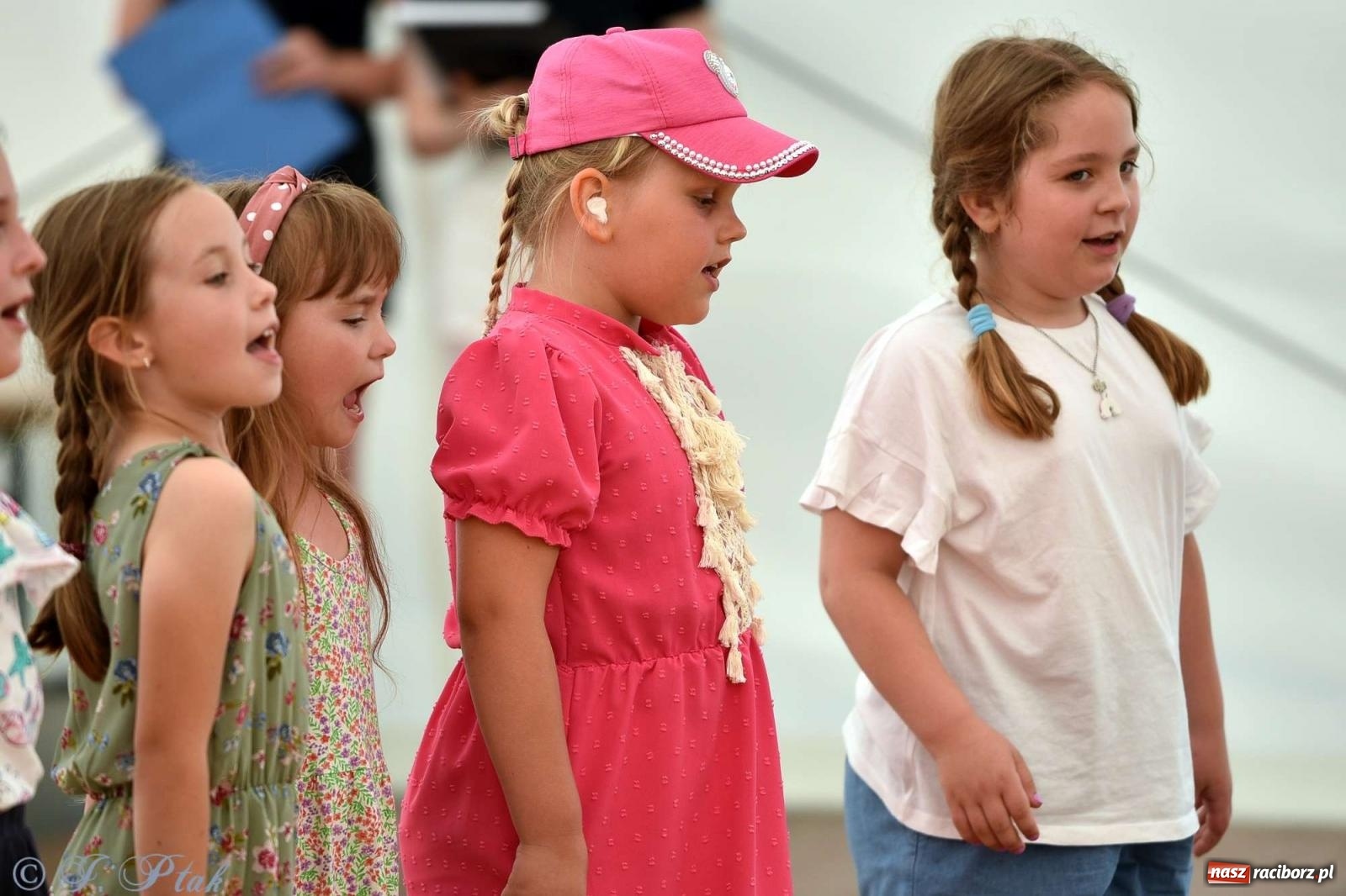 Zdjęcie w galerii na portalu naszraciborz.pl: Wicher w klasztornym ogrodzie. Futboliści z Płoni świętują 30-lecie swojego klubu wiadomości z regionu