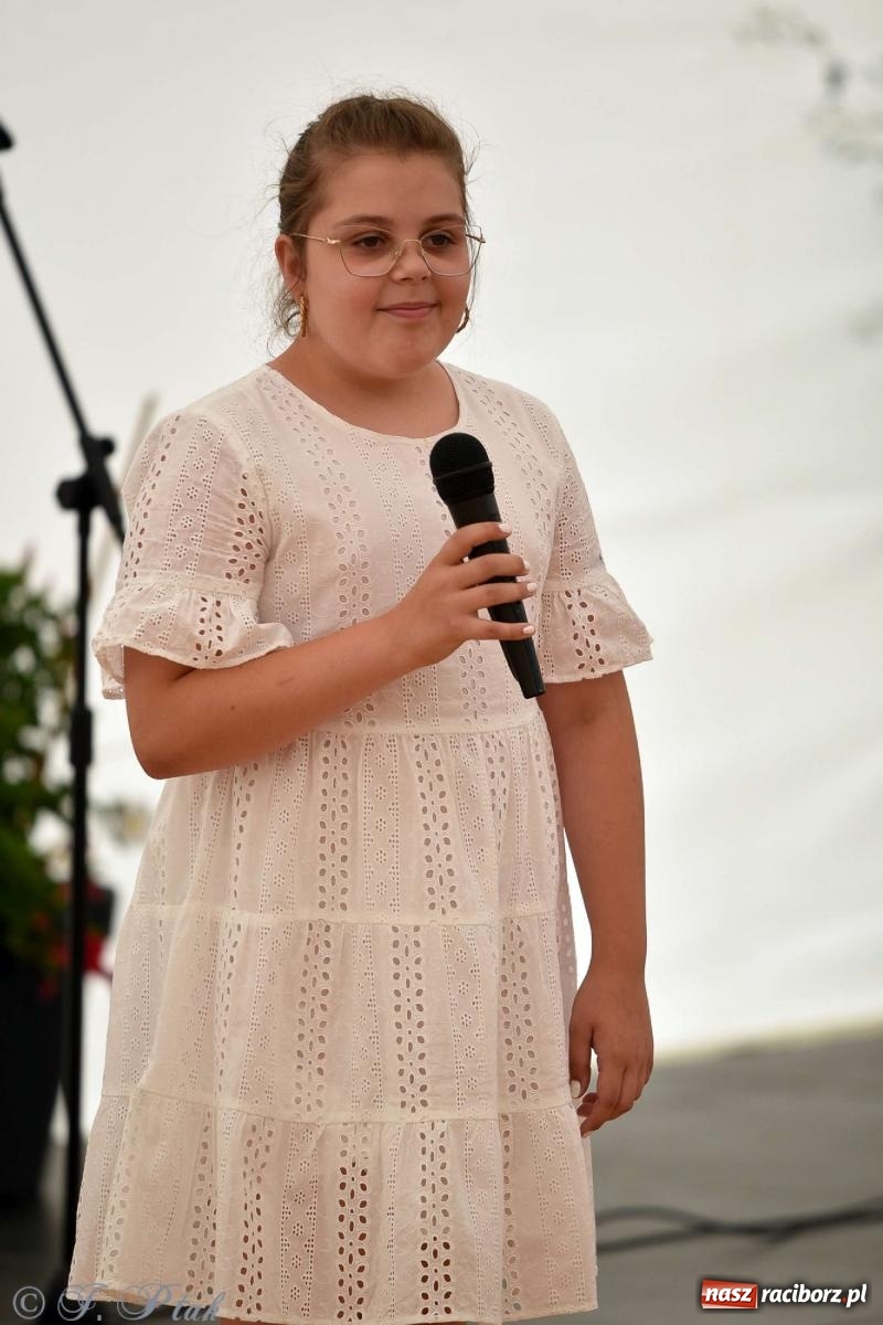 Zdjęcie w galerii na portalu naszraciborz.pl: Wicher w klasztornym ogrodzie. Futboliści z Płoni świętują 30-lecie swojego klubu wiadomości z regionu