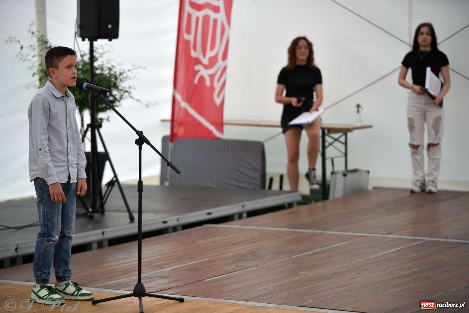 Zdjęcie w galerii na portalu naszraciborz.pl: Wicher w klasztornym ogrodzie. Futboliści z Płoni świętują 30-lecie swojego klubu wiadomości z regionu