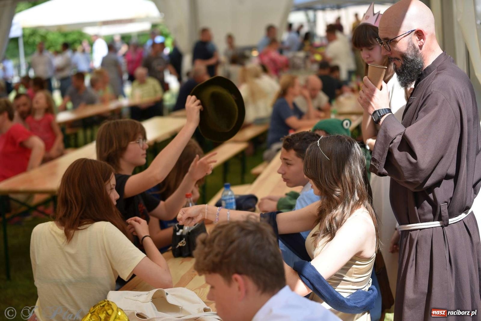 Zdjęcie w galerii na portalu naszraciborz.pl: Wicher w klasztornym ogrodzie. Futboliści z Płoni świętują 30-lecie swojego klubu wiadomości z regionu