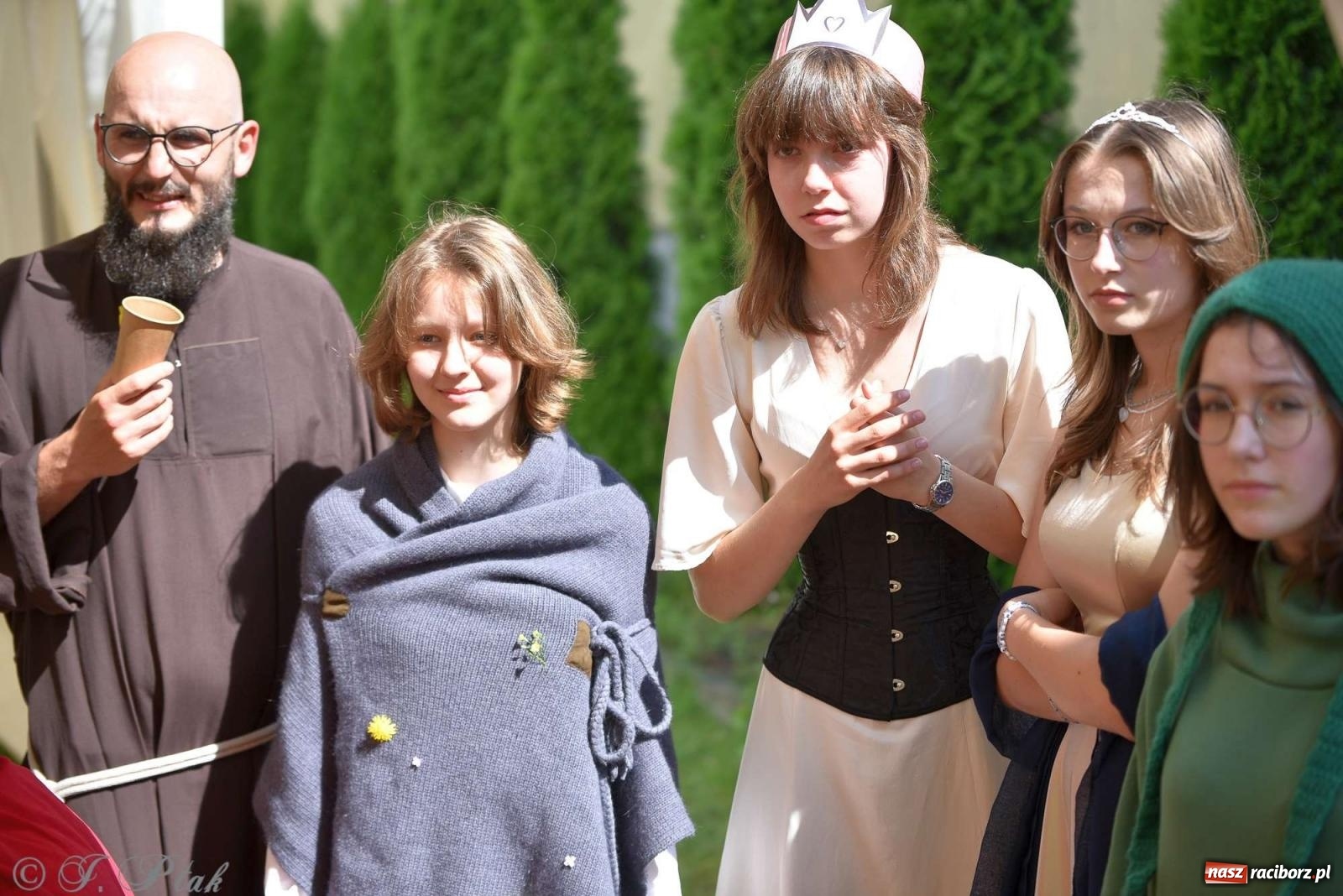 Zdjęcie w galerii na portalu naszraciborz.pl: Wicher w klasztornym ogrodzie. Futboliści z Płoni świętują 30-lecie swojego klubu wiadomości z regionu