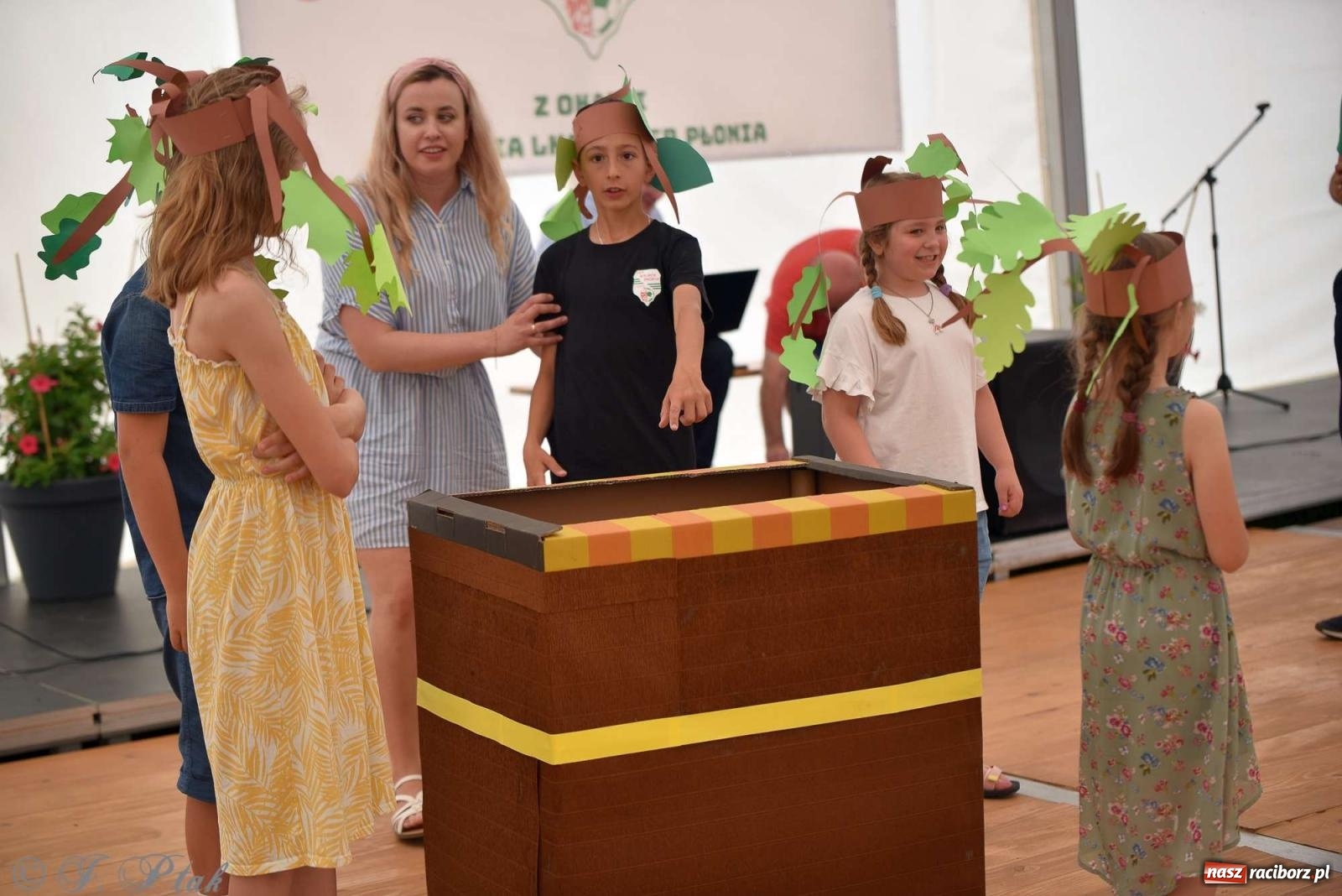 Zdjęcie w galerii na portalu naszraciborz.pl: Wicher w klasztornym ogrodzie. Futboliści z Płoni świętują 30-lecie swojego klubu wiadomości z regionu