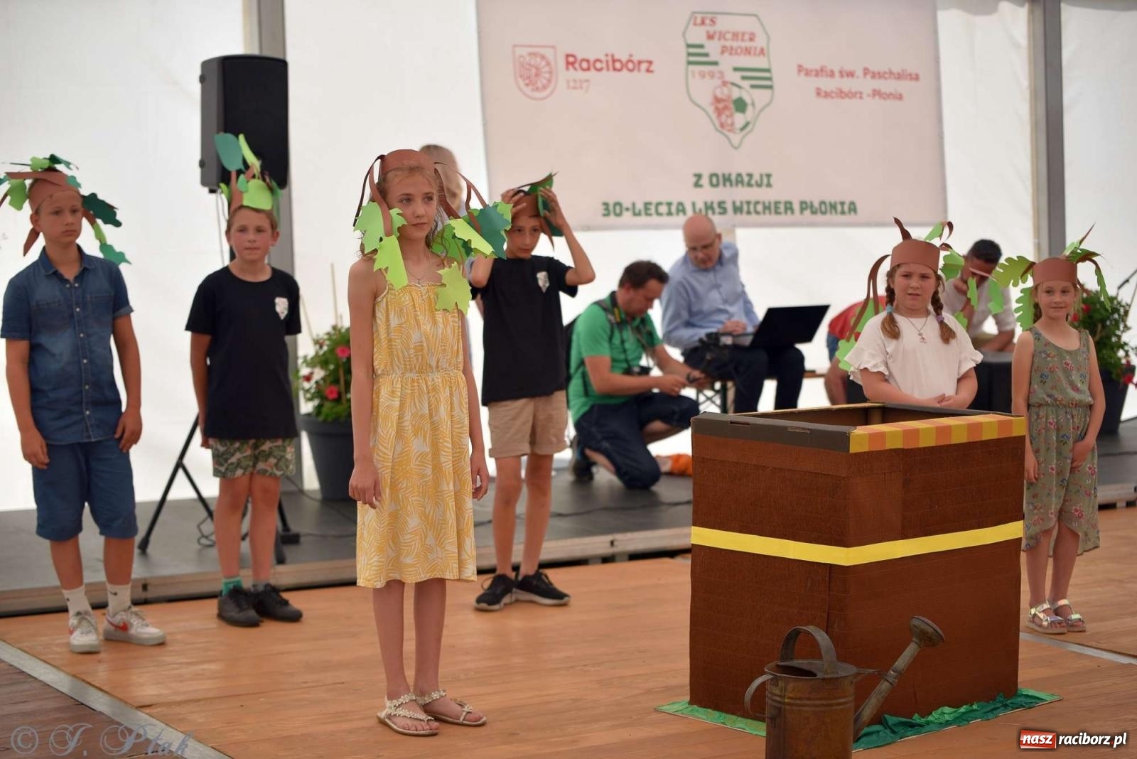 Zdjęcie w galerii na portalu naszraciborz.pl: Wicher w klasztornym ogrodzie. Futboliści z Płoni świętują 30-lecie swojego klubu wiadomości z regionu