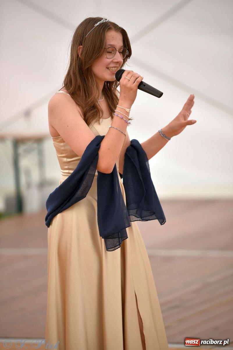 Zdjęcie w galerii na portalu naszraciborz.pl: Wicher w klasztornym ogrodzie. Futboliści z Płoni świętują 30-lecie swojego klubu wiadomości z regionu