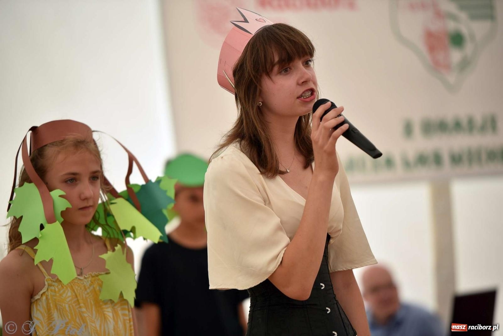 Zdjęcie w galerii na portalu naszraciborz.pl: Wicher w klasztornym ogrodzie. Futboliści z Płoni świętują 30-lecie swojego klubu wiadomości z regionu