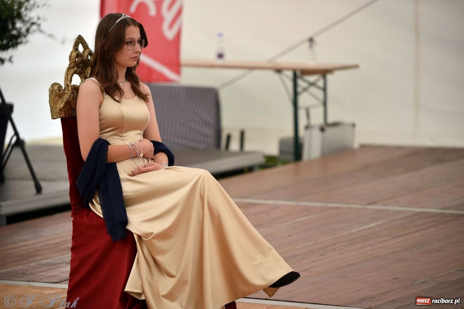 Zdjęcie w galerii na portalu naszraciborz.pl: Wicher w klasztornym ogrodzie. Futboliści z Płoni świętują 30-lecie swojego klubu wiadomości z regionu