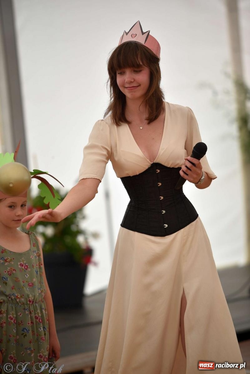 Zdjęcie w galerii na portalu naszraciborz.pl: Wicher w klasztornym ogrodzie. Futboliści z Płoni świętują 30-lecie swojego klubu wiadomości z regionu