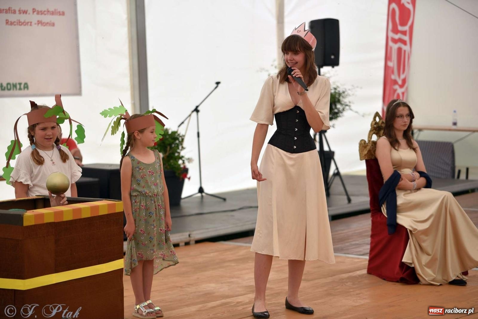 Zdjęcie w galerii na portalu naszraciborz.pl: Wicher w klasztornym ogrodzie. Futboliści z Płoni świętują 30-lecie swojego klubu wiadomości z regionu