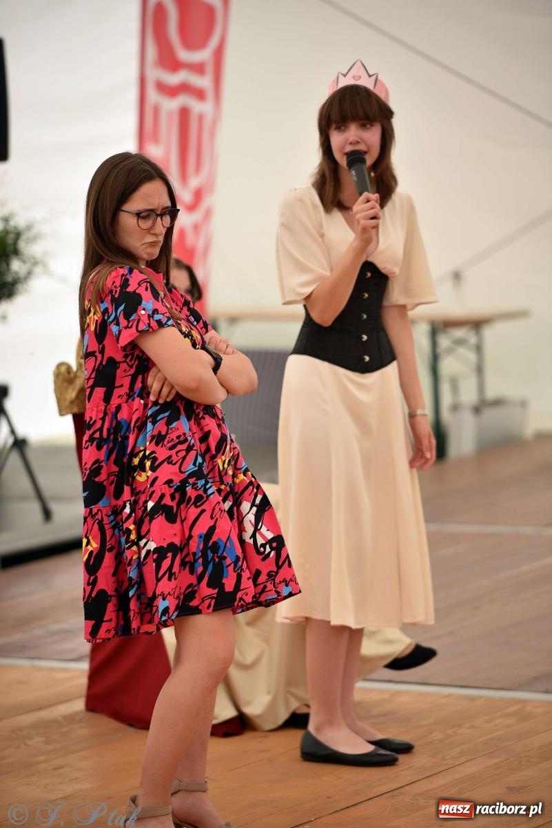 Zdjęcie w galerii na portalu naszraciborz.pl: Wicher w klasztornym ogrodzie. Futboliści z Płoni świętują 30-lecie swojego klubu wiadomości z regionu