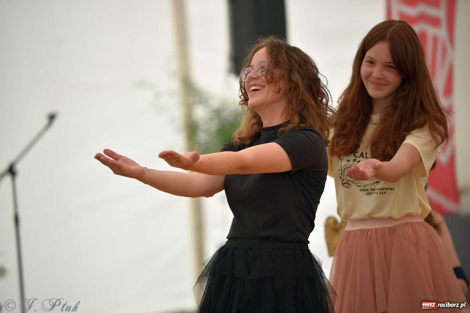 Zdjęcie w galerii na portalu naszraciborz.pl: Wicher w klasztornym ogrodzie. Futboliści z Płoni świętują 30-lecie swojego klubu wiadomości z regionu