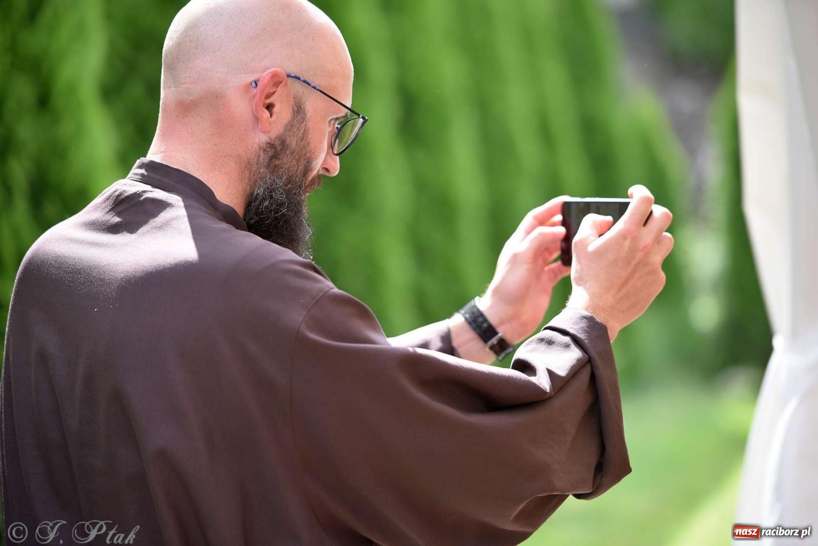 Zdjęcie w galerii na portalu naszraciborz.pl: Wicher w klasztornym ogrodzie. Futboliści z Płoni świętują 30-lecie swojego klubu wiadomości z regionu