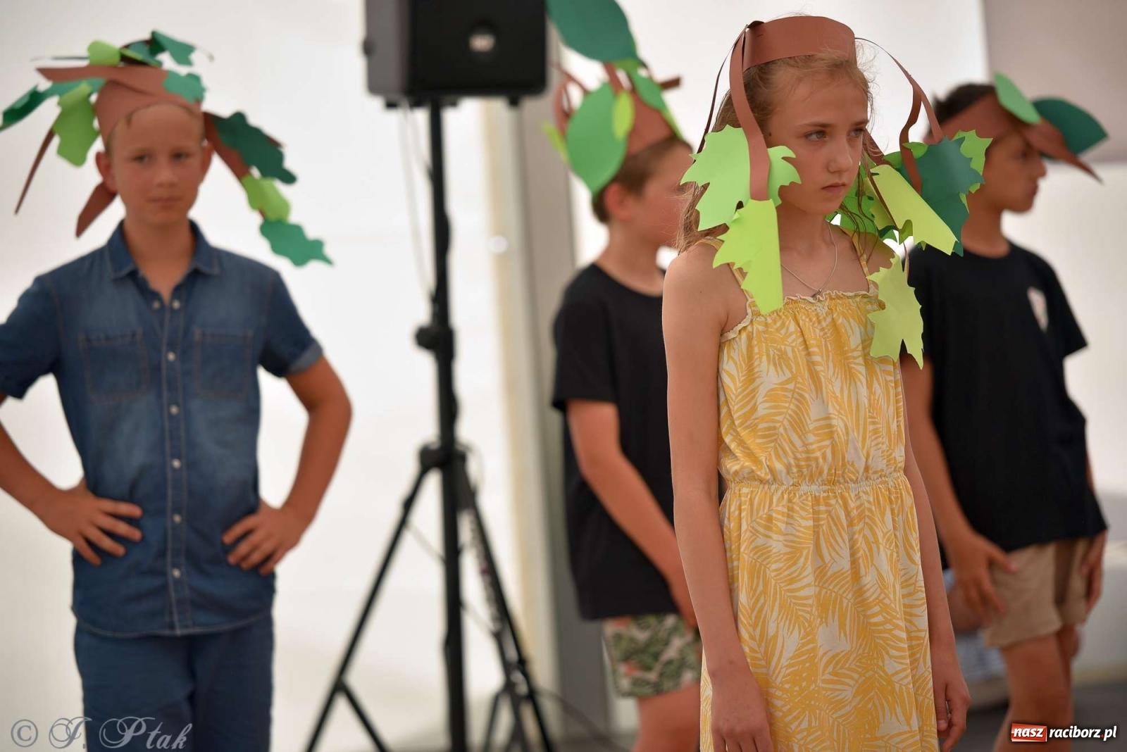 Zdjęcie w galerii na portalu naszraciborz.pl: Wicher w klasztornym ogrodzie. Futboliści z Płoni świętują 30-lecie swojego klubu wiadomości z regionu