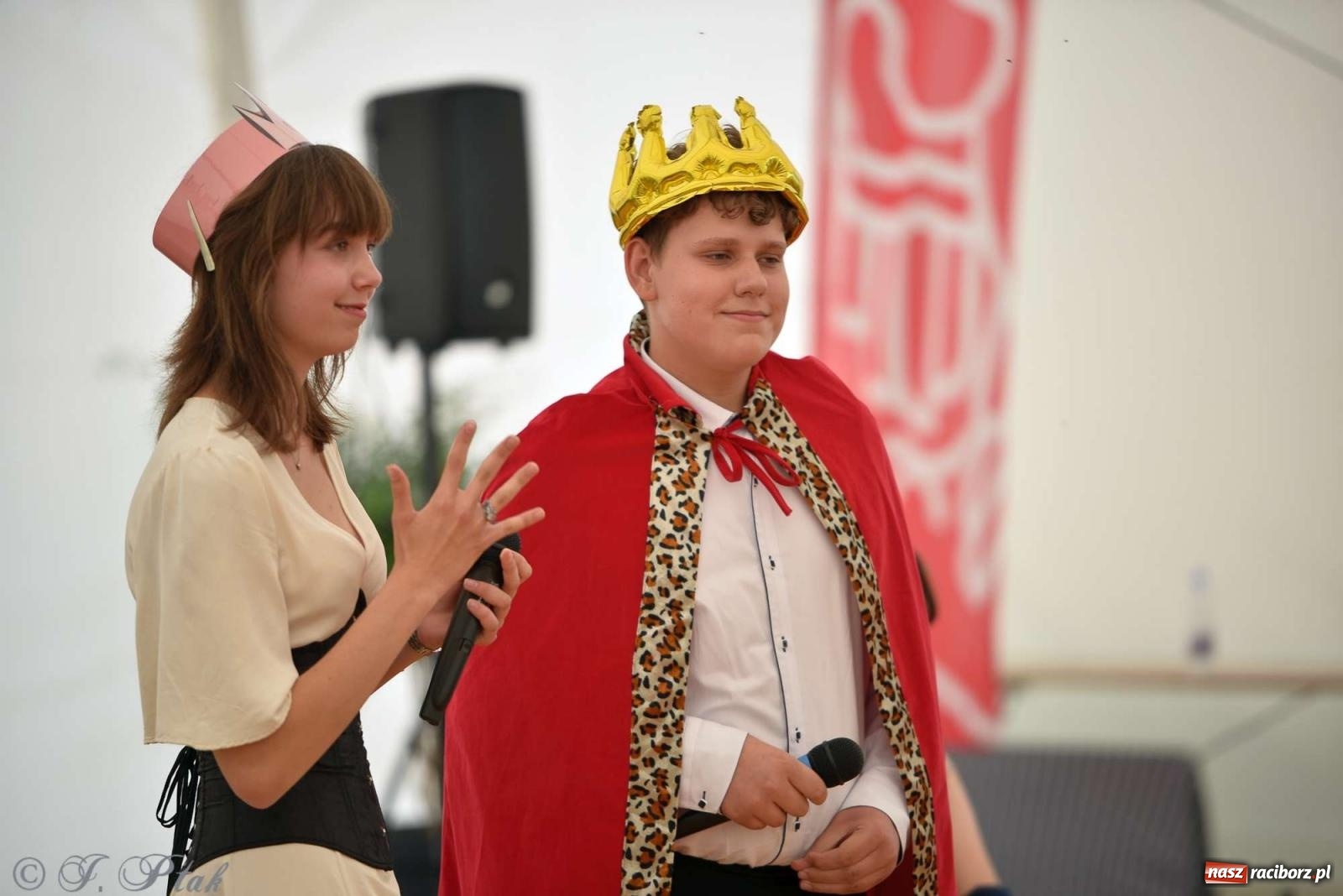 Zdjęcie w galerii na portalu naszraciborz.pl: Wicher w klasztornym ogrodzie. Futboliści z Płoni świętują 30-lecie swojego klubu wiadomości z regionu