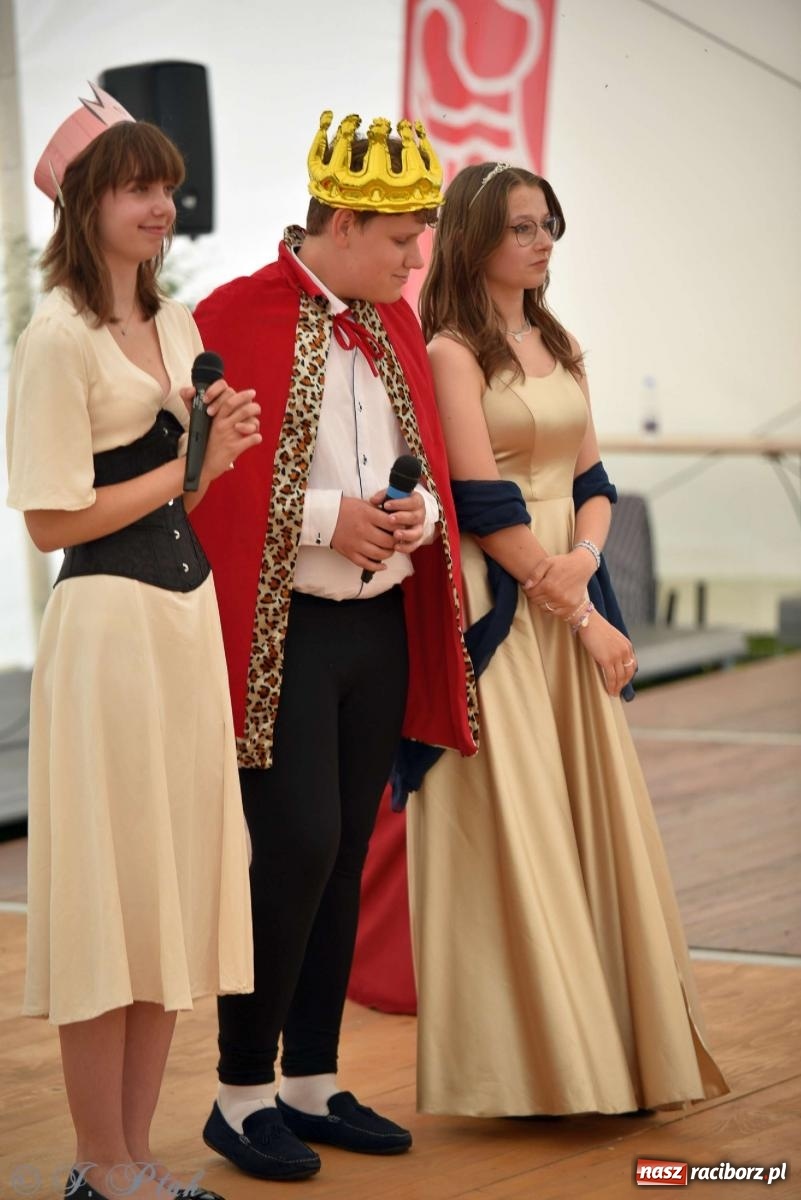 Zdjęcie w galerii na portalu naszraciborz.pl: Wicher w klasztornym ogrodzie. Futboliści z Płoni świętują 30-lecie swojego klubu wiadomości z regionu