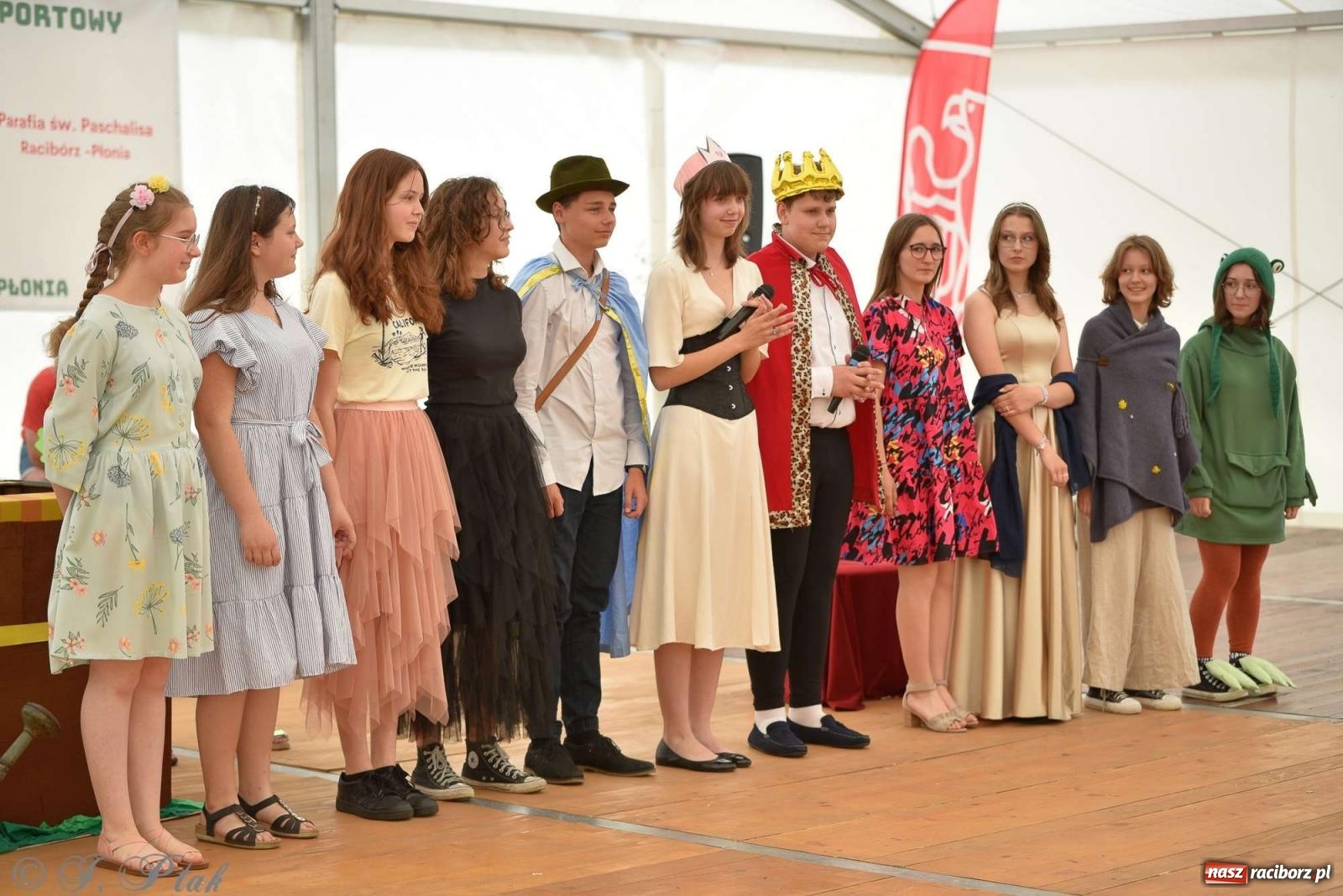 Zdjęcie w galerii na portalu naszraciborz.pl: Wicher w klasztornym ogrodzie. Futboliści z Płoni świętują 30-lecie swojego klubu wiadomości z regionu