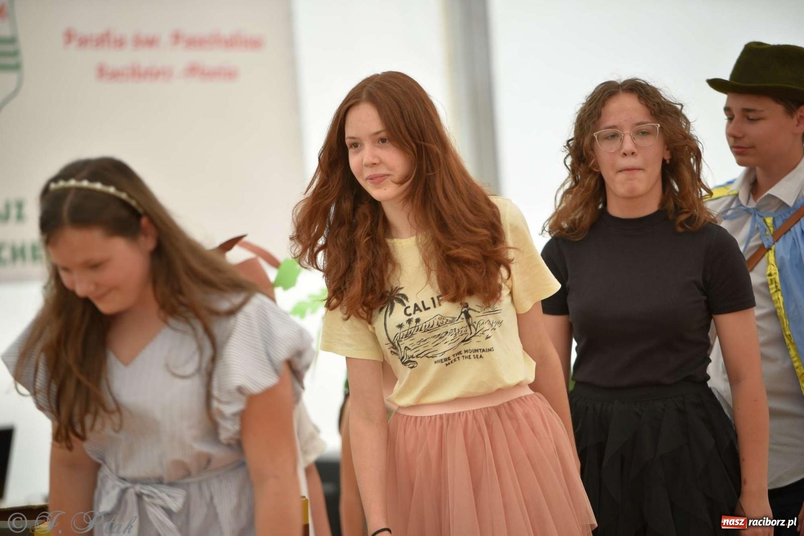 Zdjęcie w galerii na portalu naszraciborz.pl: Wicher w klasztornym ogrodzie. Futboliści z Płoni świętują 30-lecie swojego klubu wiadomości z regionu