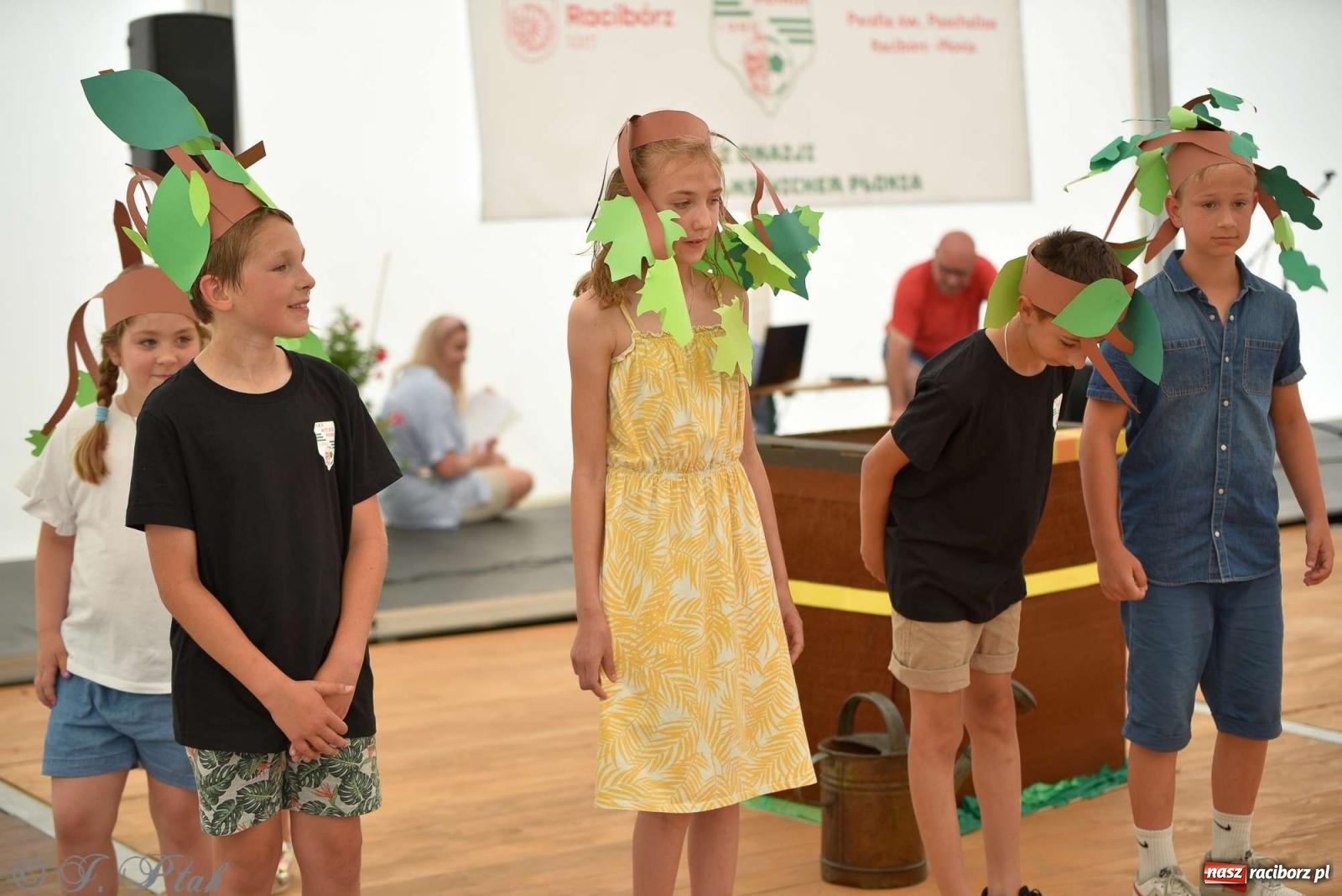 Zdjęcie w galerii na portalu naszraciborz.pl: Wicher w klasztornym ogrodzie. Futboliści z Płoni świętują 30-lecie swojego klubu wiadomości z regionu
