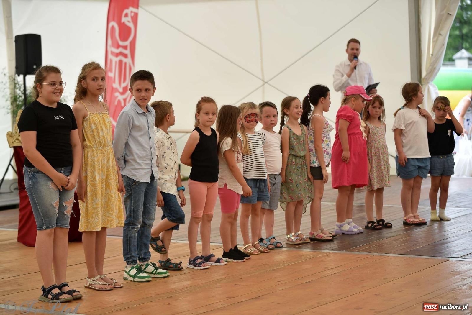 Zdjęcie w galerii na portalu naszraciborz.pl: Wicher w klasztornym ogrodzie. Futboliści z Płoni świętują 30-lecie swojego klubu wiadomości z regionu