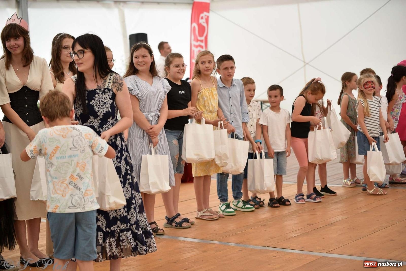 Zdjęcie w galerii na portalu naszraciborz.pl: Wicher w klasztornym ogrodzie. Futboliści z Płoni świętują 30-lecie swojego klubu wiadomości z regionu