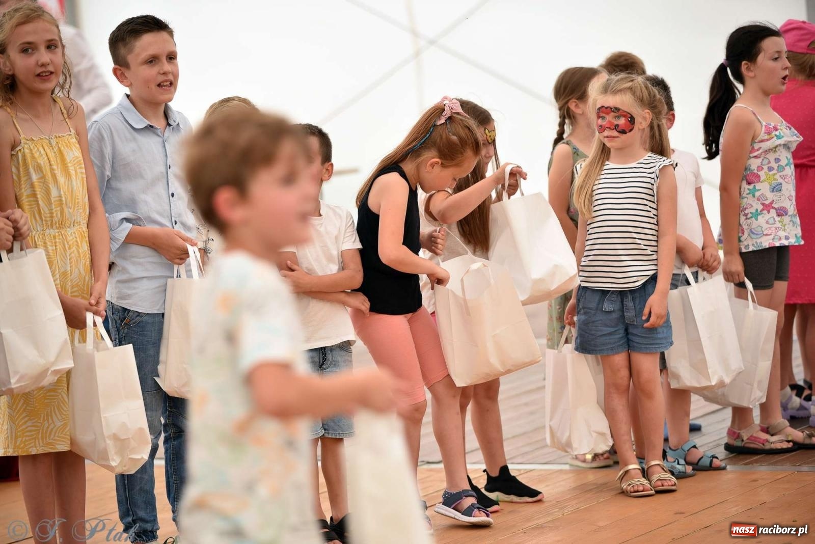 Zdjęcie w galerii na portalu naszraciborz.pl: Wicher w klasztornym ogrodzie. Futboliści z Płoni świętują 30-lecie swojego klubu wiadomości z regionu