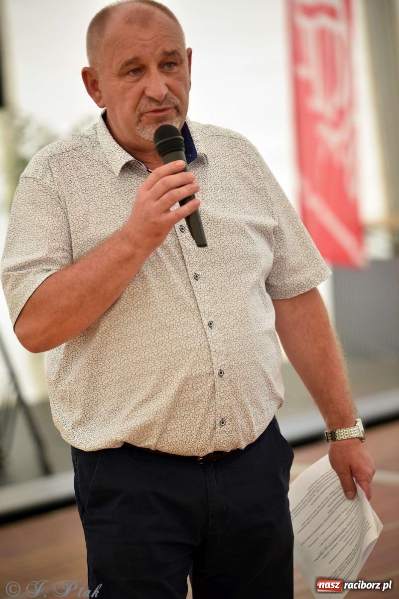 Zdjęcie w galerii na portalu naszraciborz.pl: Wicher w klasztornym ogrodzie. Futboliści z Płoni świętują 30-lecie swojego klubu wiadomości z regionu