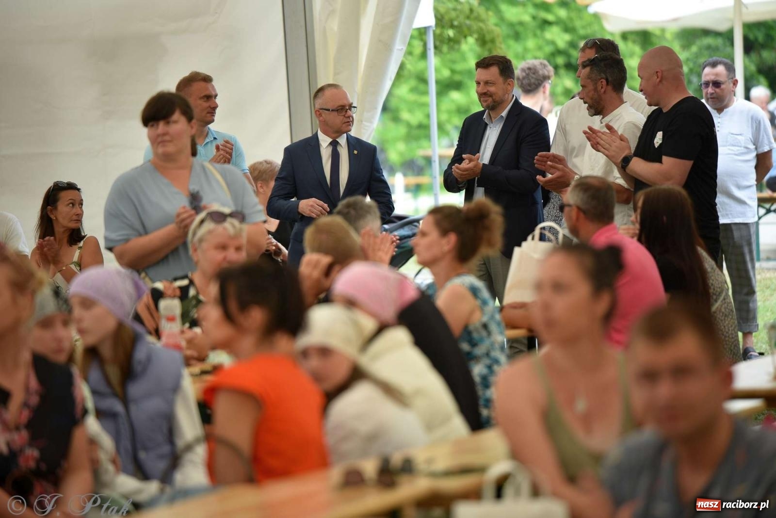 Zdjęcie w galerii na portalu naszraciborz.pl: Wicher w klasztornym ogrodzie. Futboliści z Płoni świętują 30-lecie swojego klubu wiadomości z regionu