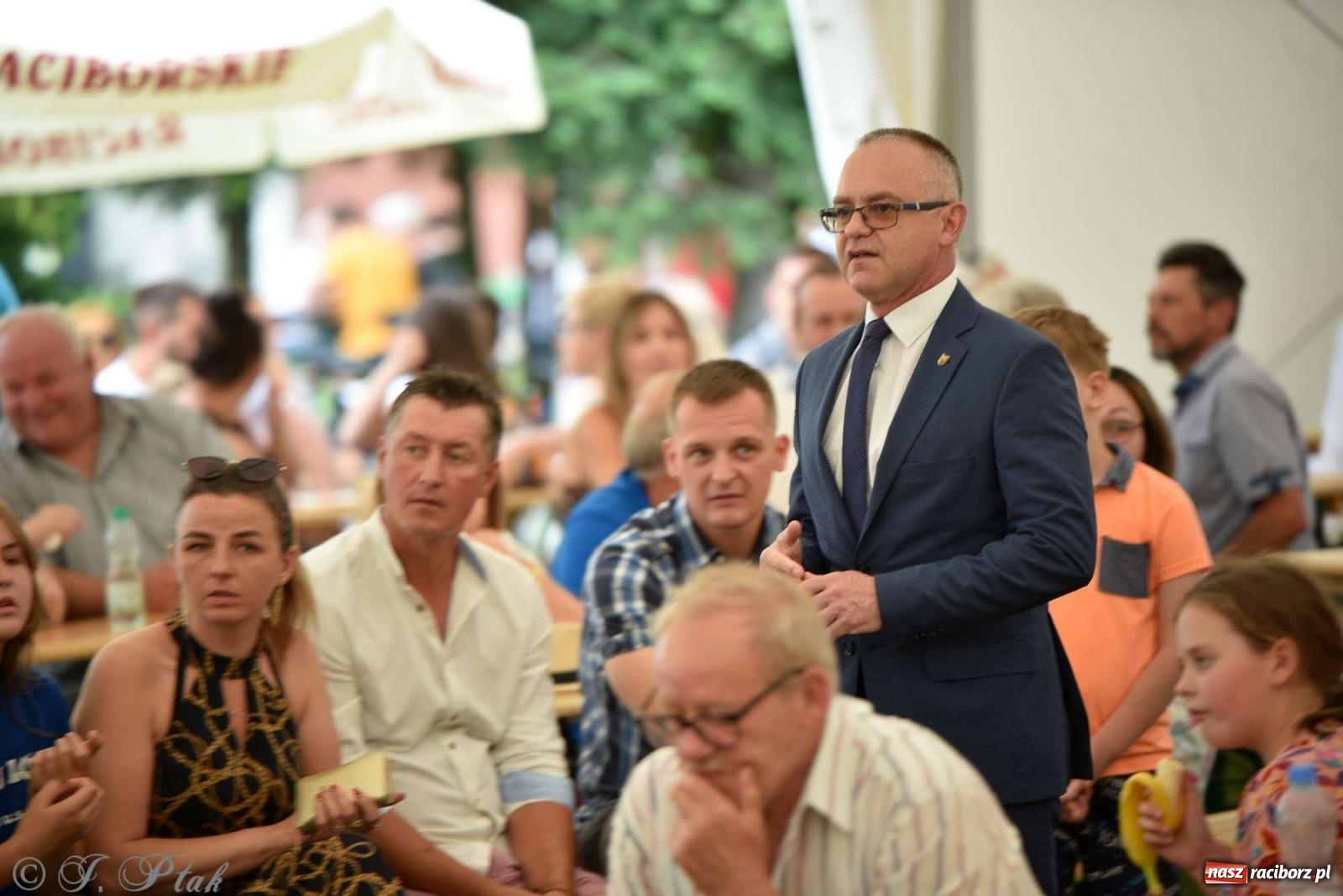 Zdjęcie w galerii na portalu naszraciborz.pl: Wicher w klasztornym ogrodzie. Futboliści z Płoni świętują 30-lecie swojego klubu wiadomości z regionu