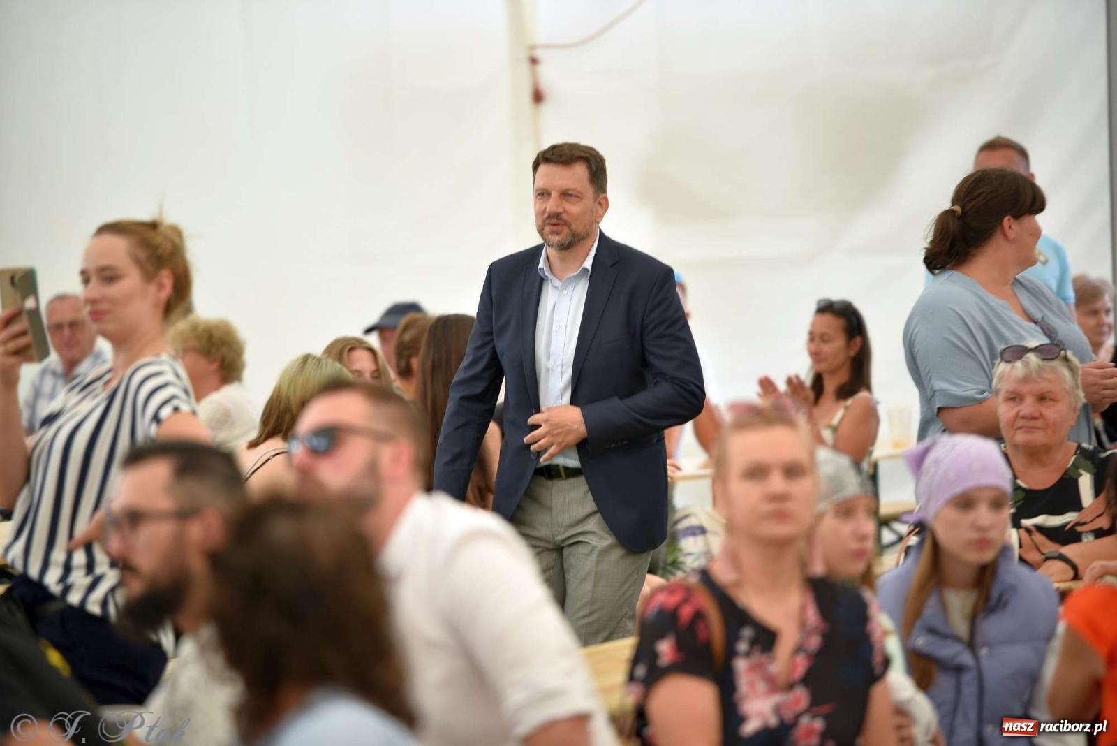 Zdjęcie w galerii na portalu naszraciborz.pl: Wicher w klasztornym ogrodzie. Futboliści z Płoni świętują 30-lecie swojego klubu wiadomości z regionu