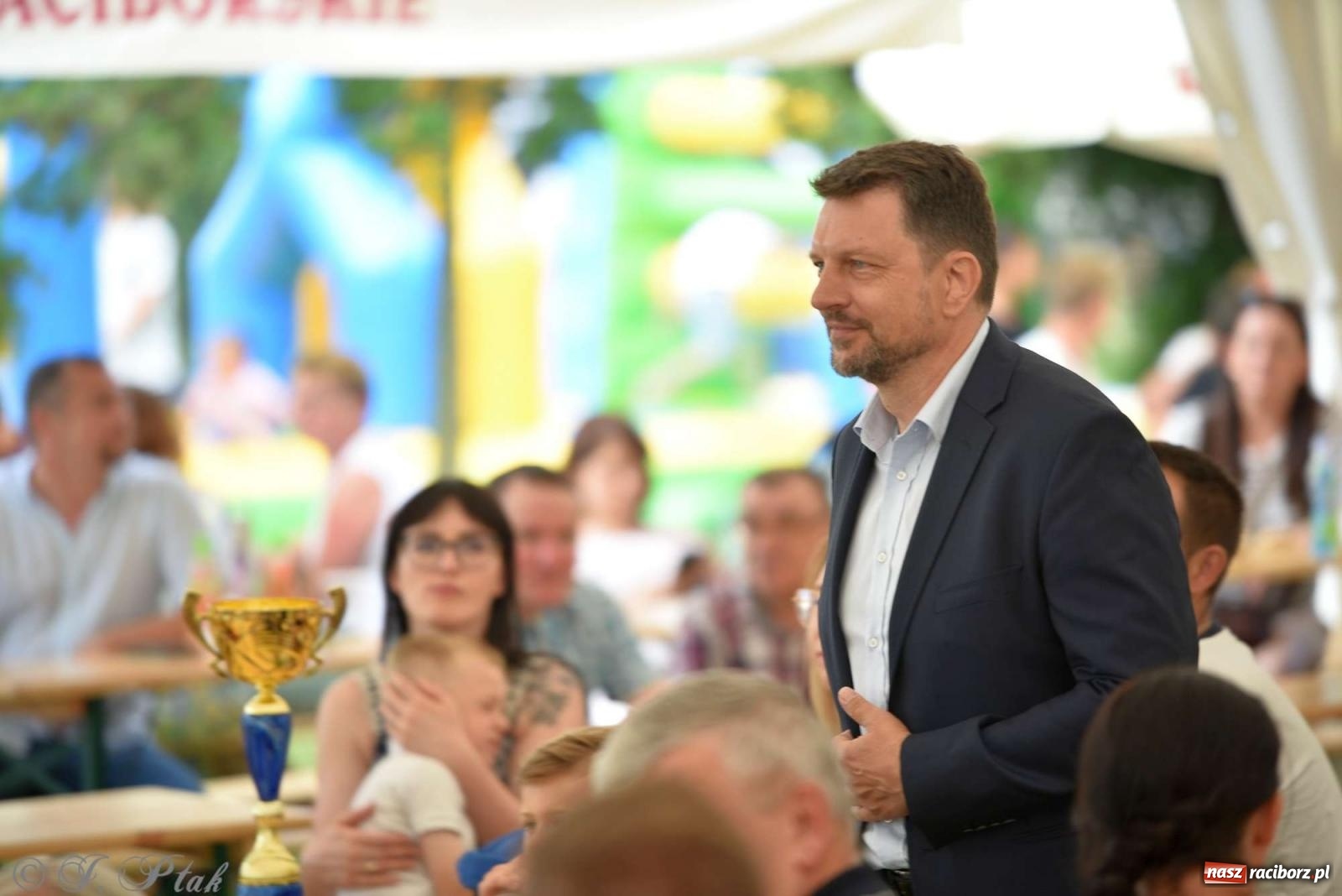 Zdjęcie w galerii na portalu naszraciborz.pl: Wicher w klasztornym ogrodzie. Futboliści z Płoni świętują 30-lecie swojego klubu wiadomości z regionu