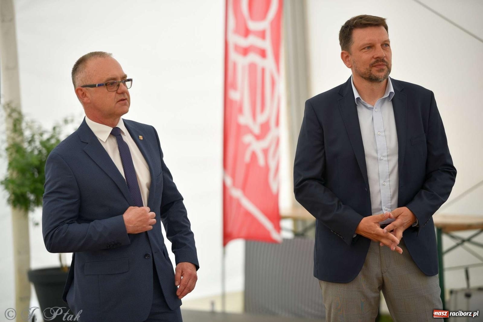 Zdjęcie w galerii na portalu naszraciborz.pl: Wicher w klasztornym ogrodzie. Futboliści z Płoni świętują 30-lecie swojego klubu wiadomości z regionu