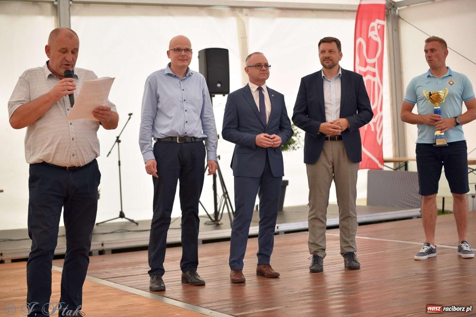 Zdjęcie w galerii na portalu naszraciborz.pl: Wicher w klasztornym ogrodzie. Futboliści z Płoni świętują 30-lecie swojego klubu wiadomości z regionu