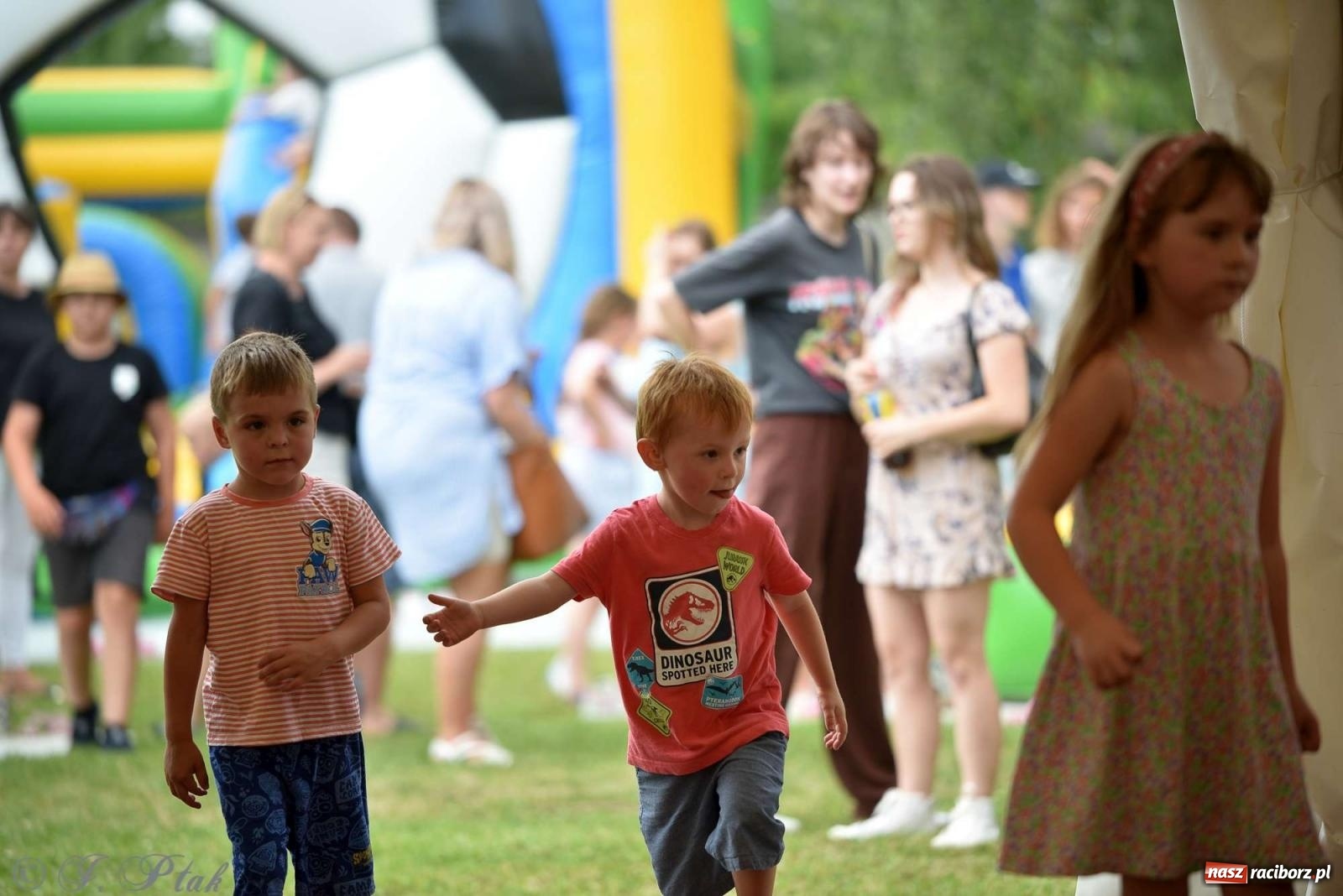 Zdjęcie w galerii na portalu naszraciborz.pl: Wicher w klasztornym ogrodzie. Futboliści z Płoni świętują 30-lecie swojego klubu wiadomości z regionu