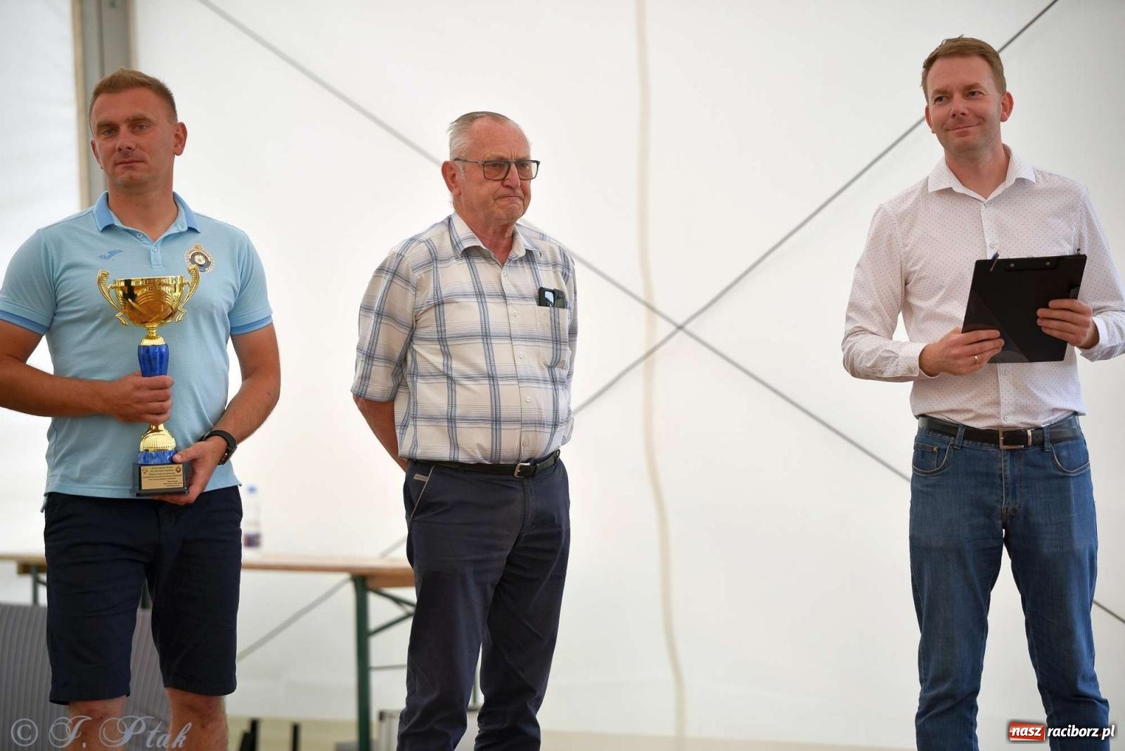 Zdjęcie w galerii na portalu naszraciborz.pl: Wicher w klasztornym ogrodzie. Futboliści z Płoni świętują 30-lecie swojego klubu wiadomości z regionu