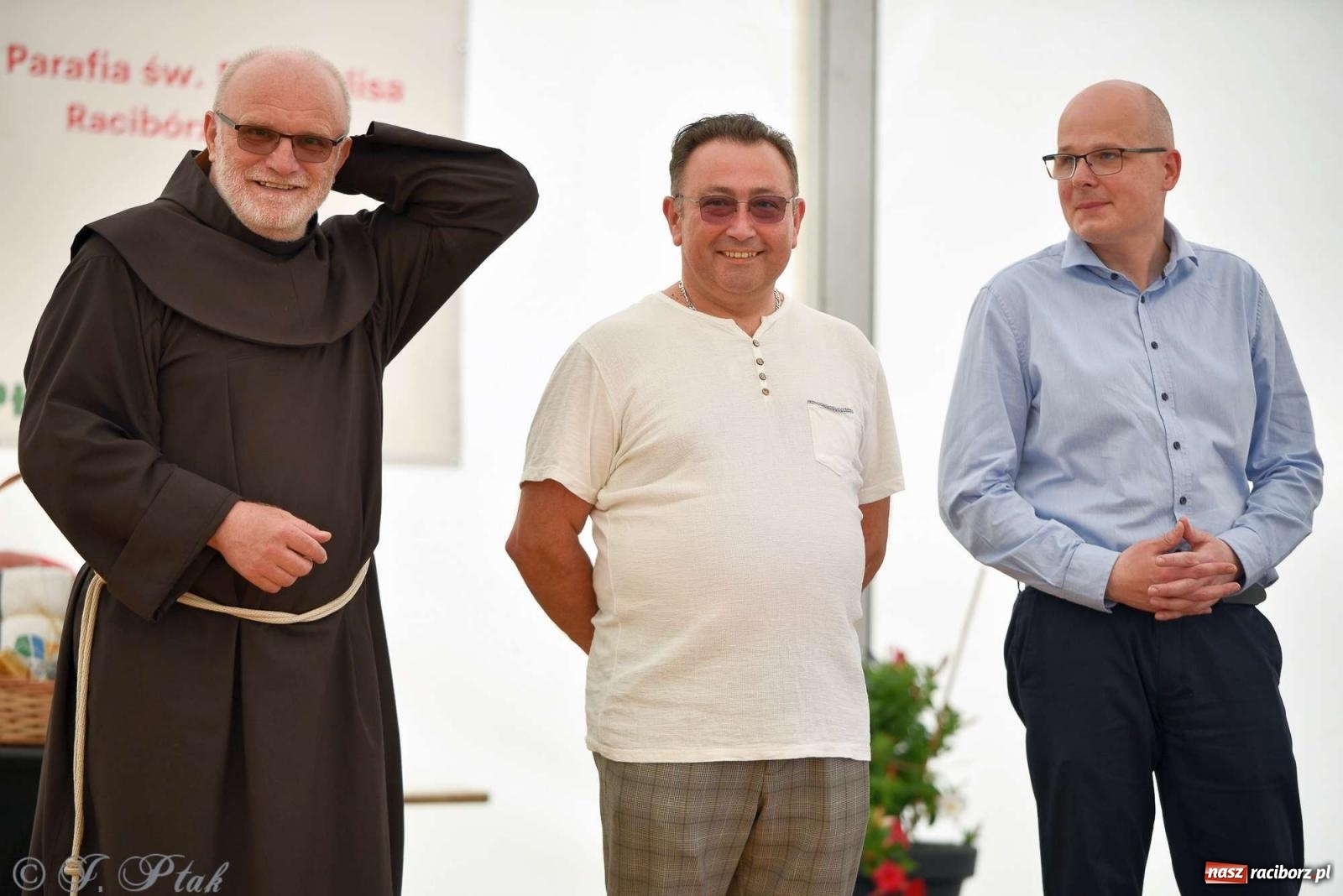 Zdjęcie w galerii na portalu naszraciborz.pl: Wicher w klasztornym ogrodzie. Futboliści z Płoni świętują 30-lecie swojego klubu wiadomości z regionu