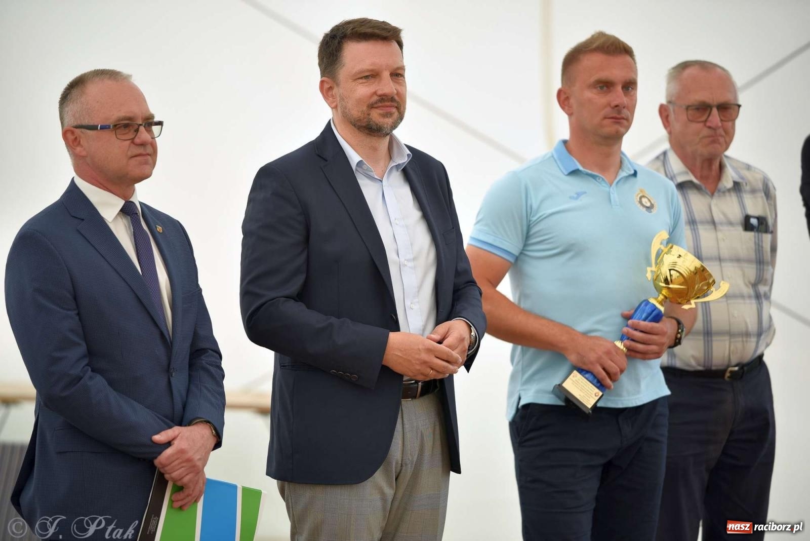 Zdjęcie w galerii na portalu naszraciborz.pl: Wicher w klasztornym ogrodzie. Futboliści z Płoni świętują 30-lecie swojego klubu wiadomości z regionu