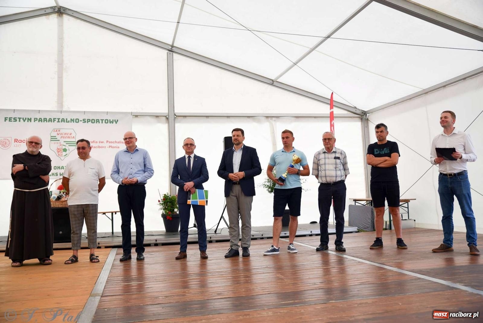 Zdjęcie w galerii na portalu naszraciborz.pl: Wicher w klasztornym ogrodzie. Futboliści z Płoni świętują 30-lecie swojego klubu wiadomości z regionu