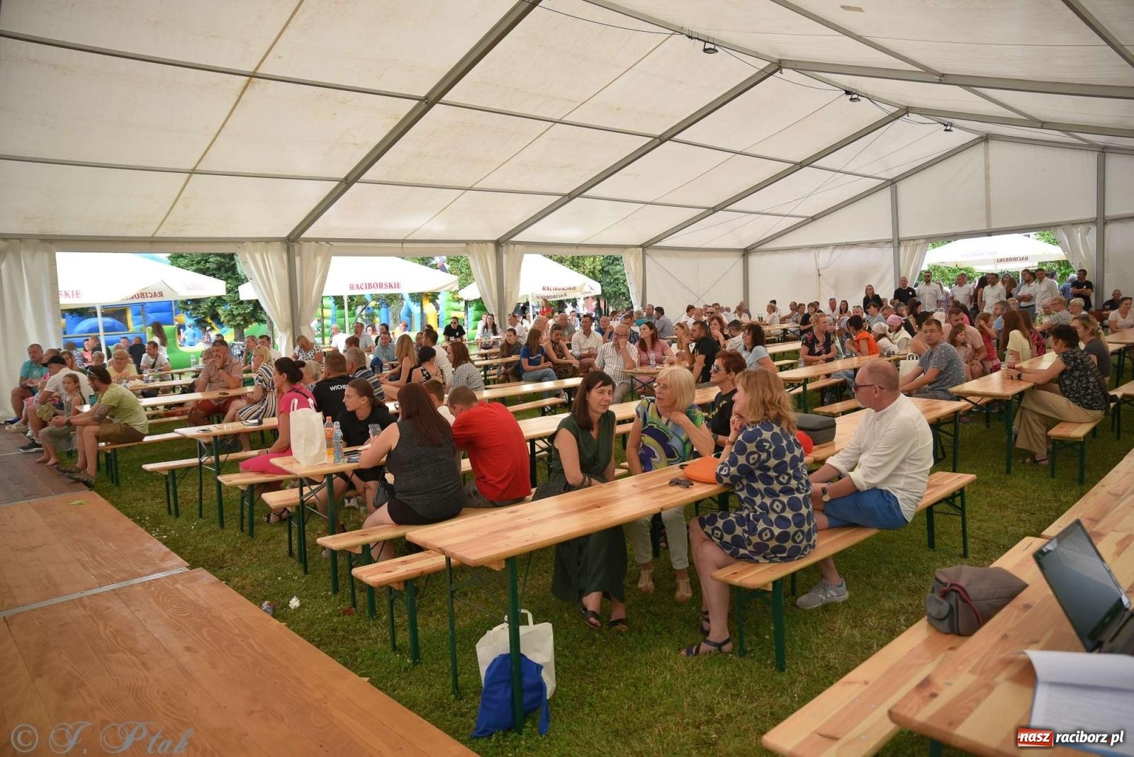 Zdjęcie w galerii na portalu naszraciborz.pl: Wicher w klasztornym ogrodzie. Futboliści z Płoni świętują 30-lecie swojego klubu wiadomości z regionu