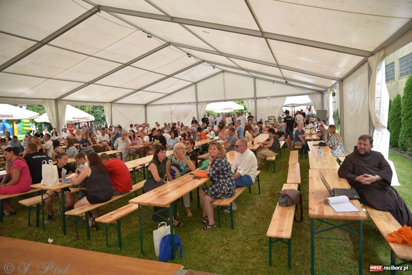 Zdjęcie w galerii na portalu naszraciborz.pl: Wicher w klasztornym ogrodzie. Futboliści z Płoni świętują 30-lecie swojego klubu wiadomości z regionu