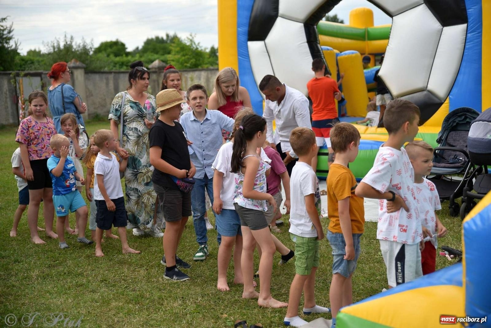 Zdjęcie w galerii na portalu naszraciborz.pl: Wicher w klasztornym ogrodzie. Futboliści z Płoni świętują 30-lecie swojego klubu wiadomości z regionu