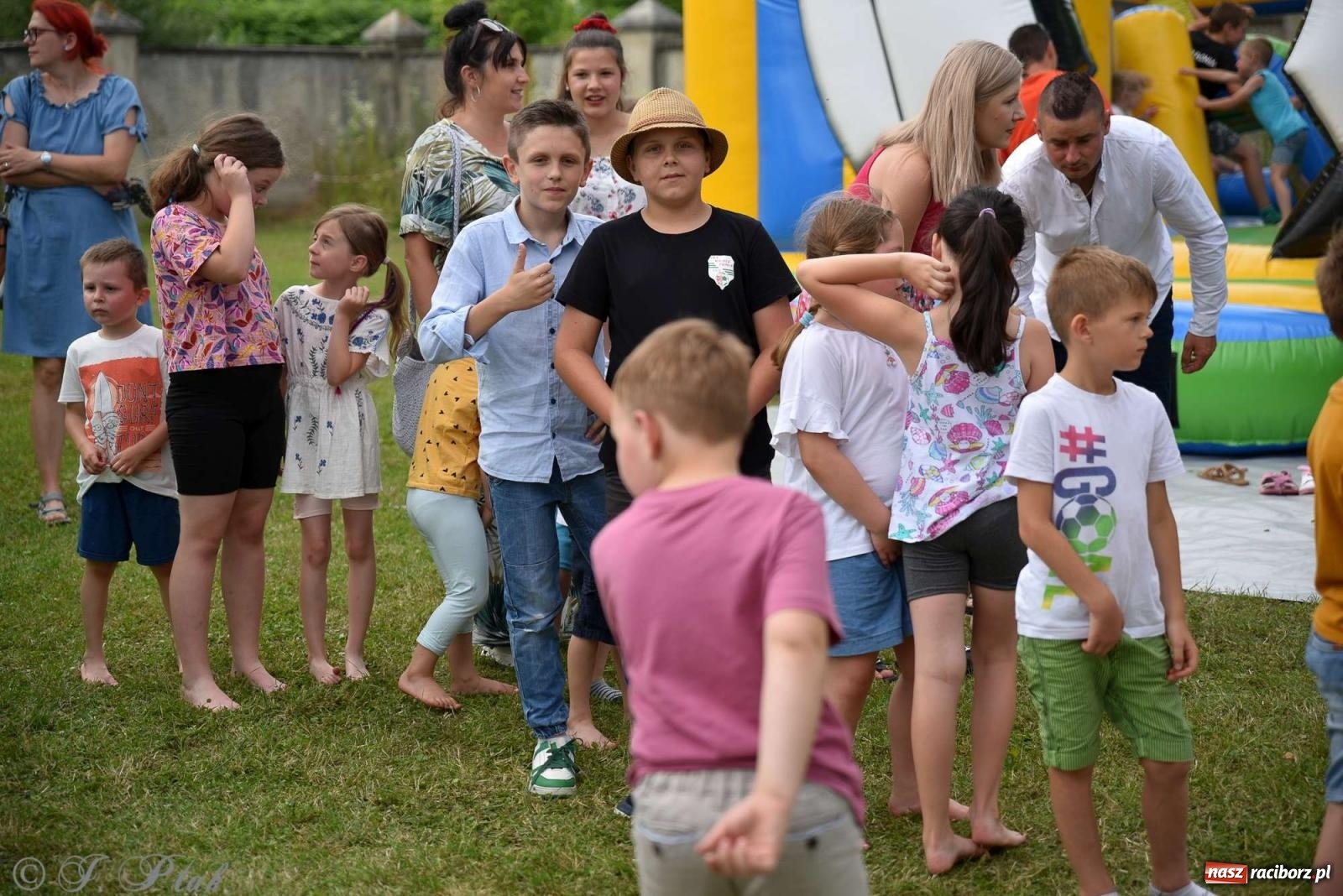 Zdjęcie w galerii na portalu naszraciborz.pl: Wicher w klasztornym ogrodzie. Futboliści z Płoni świętują 30-lecie swojego klubu wiadomości z regionu