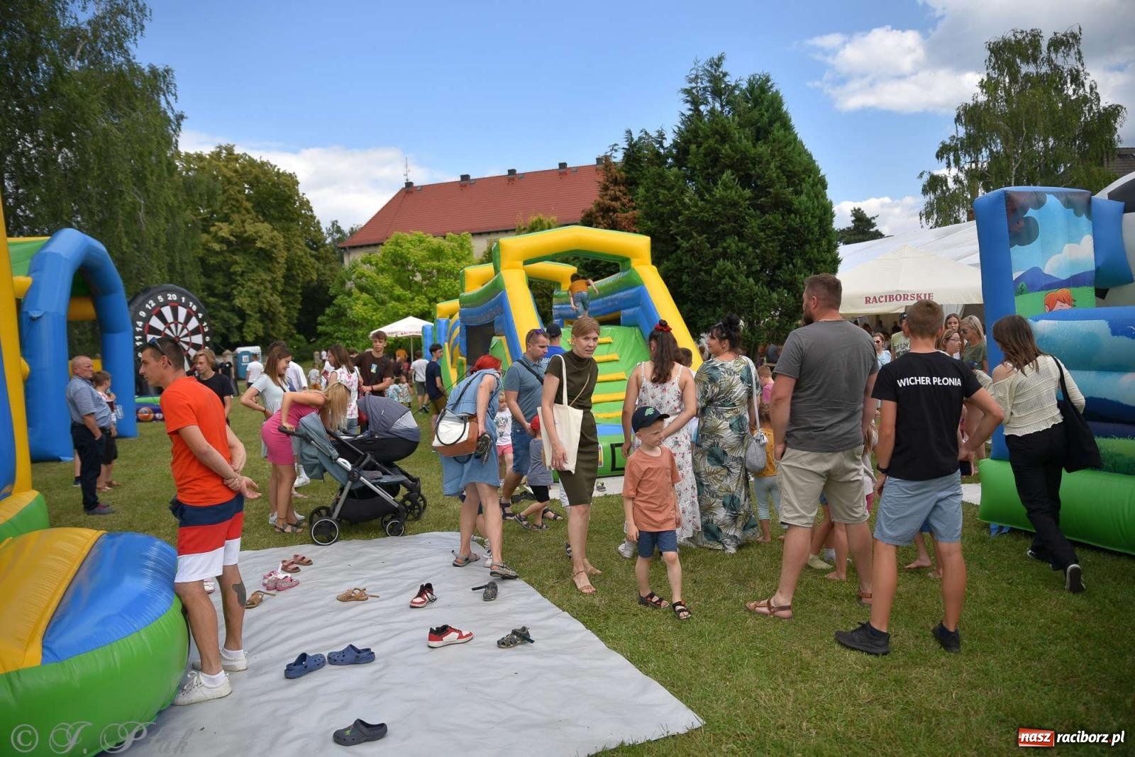 Zdjęcie w galerii na portalu naszraciborz.pl: Wicher w klasztornym ogrodzie. Futboliści z Płoni świętują 30-lecie swojego klubu wiadomości z regionu