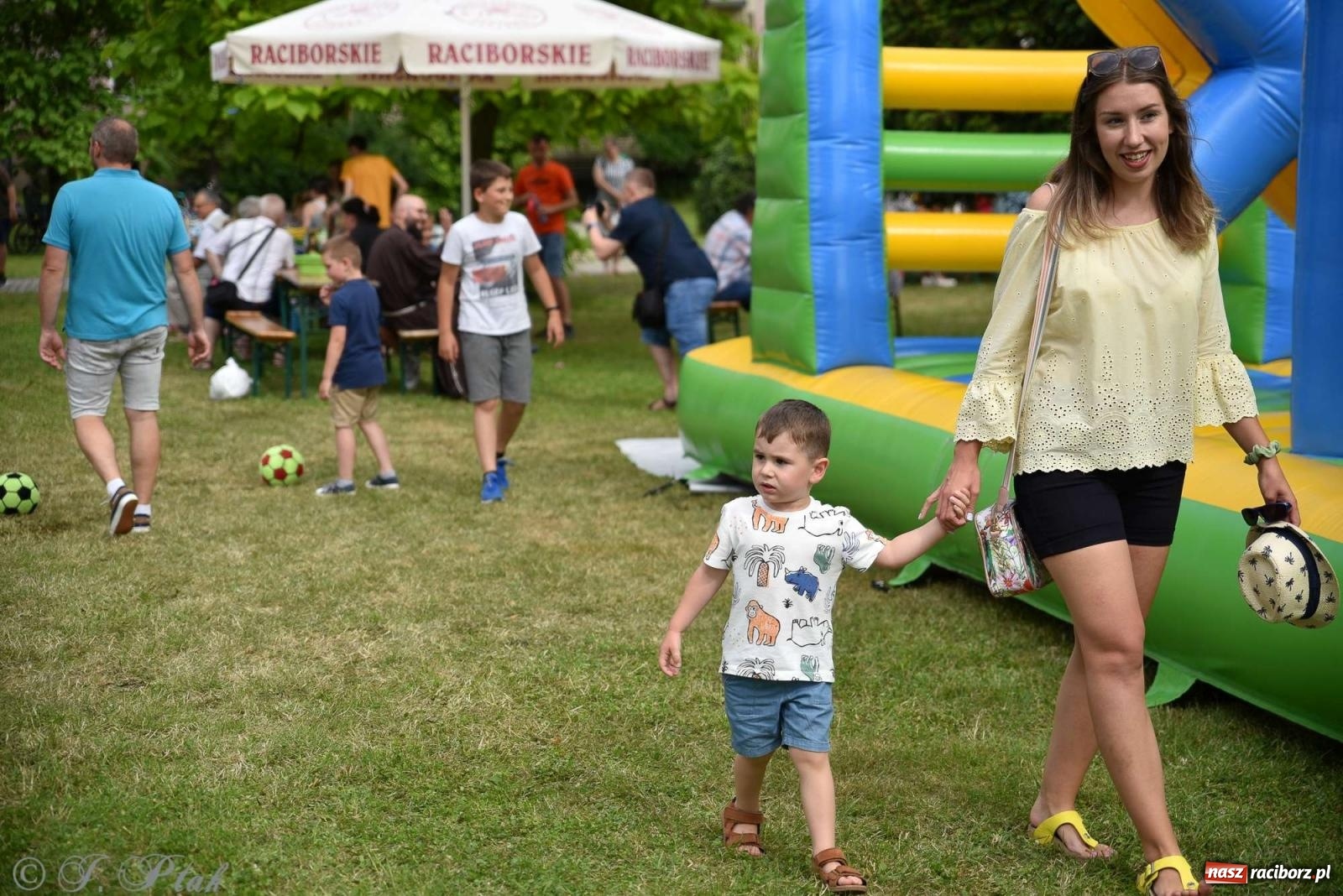 Zdjęcie w galerii na portalu naszraciborz.pl: Wicher w klasztornym ogrodzie. Futboliści z Płoni świętują 30-lecie swojego klubu wiadomości z regionu