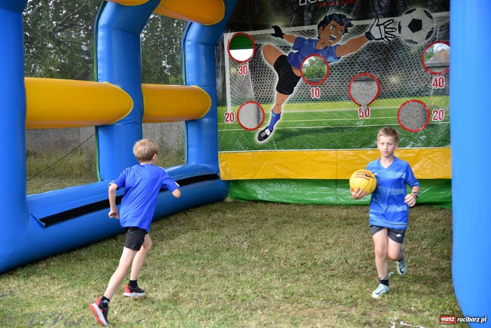 Zdjęcie w galerii na portalu naszraciborz.pl: Wicher w klasztornym ogrodzie. Futboliści z Płoni świętują 30-lecie swojego klubu wiadomości z regionu