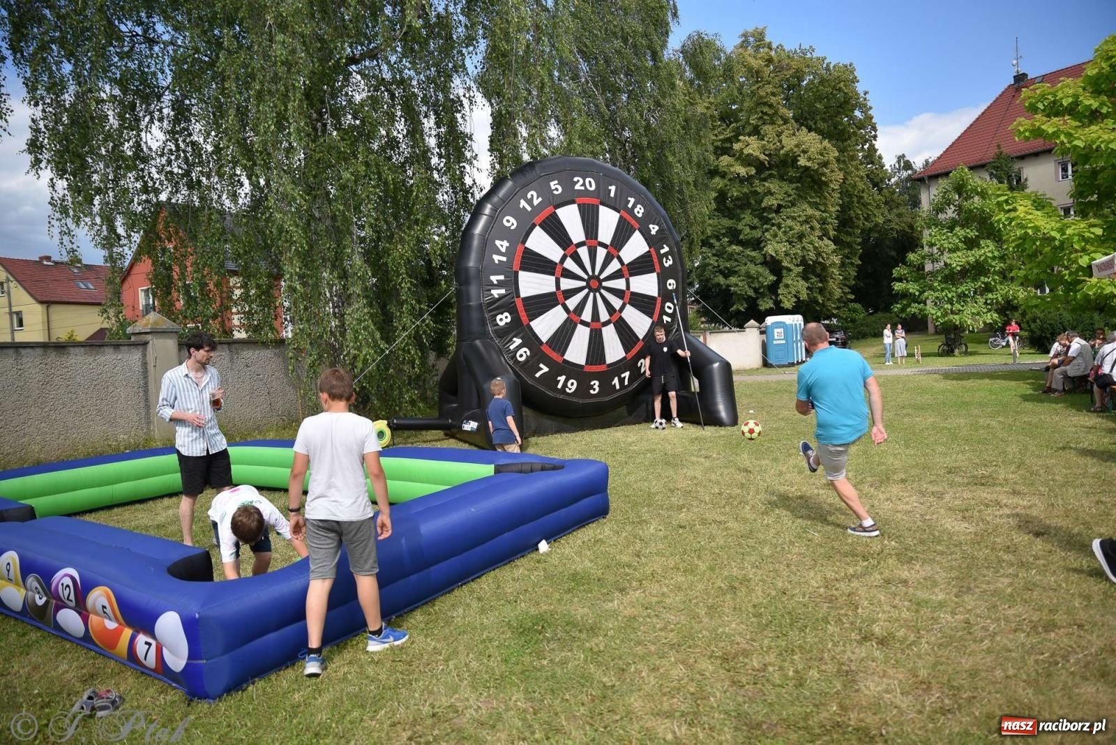 Zdjęcie w galerii na portalu naszraciborz.pl: Wicher w klasztornym ogrodzie. Futboliści z Płoni świętują 30-lecie swojego klubu wiadomości z regionu