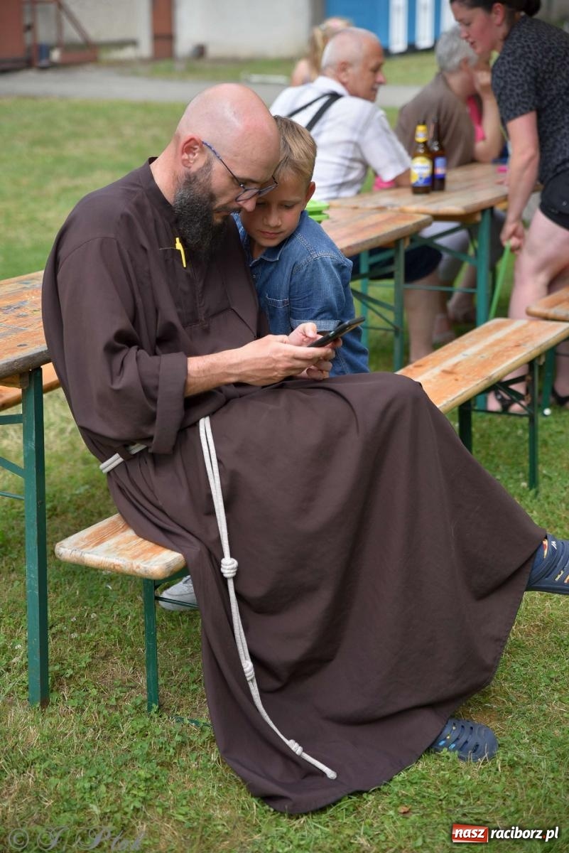 Zdjęcie w galerii na portalu naszraciborz.pl: Wicher w klasztornym ogrodzie. Futboliści z Płoni świętują 30-lecie swojego klubu wiadomości z regionu