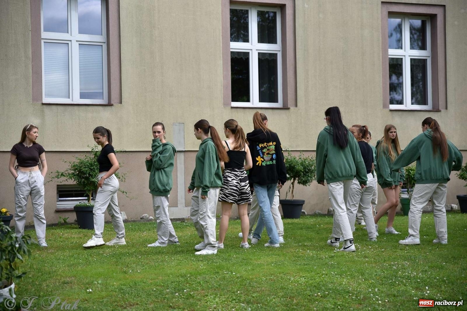 Zdjęcie w galerii na portalu naszraciborz.pl: Wicher w klasztornym ogrodzie. Futboliści z Płoni świętują 30-lecie swojego klubu wiadomości z regionu